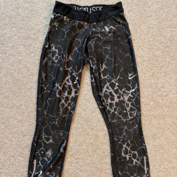 Nike Dri-Fit Grey Black Capri Leggings Small - Picture 1 of 6